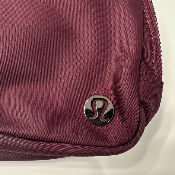 Lululemon Everywhere Belt Bag *1L Cassis - Picture 3 of 5